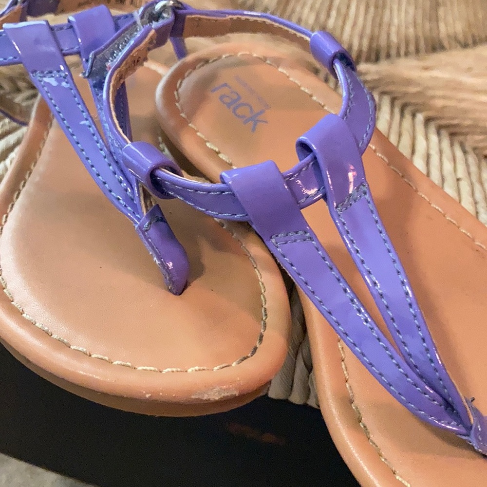 Purple shiny patent thong sandals
